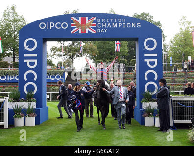 Il Royal Diamond guidato da Johnny Murtagh vince la Qipco British Champions Long Distance Cup durante il QIPCO British Champions Day all'ippodromo di Ascot, Berkshire. Foto Stock