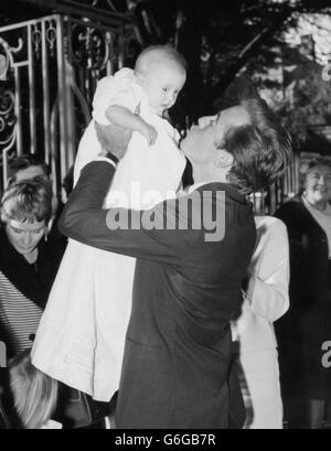 Battesimo - Noel Harrison e figlia Cathryn - Chiesa di San Giovanni Evangelista, Londra Foto Stock