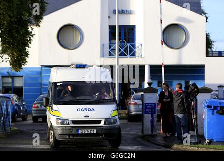 Ragazza bionda preso dalla famiglia zingara Foto Stock