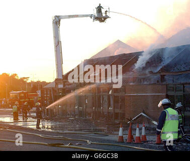 La scena al National Motorcycle Museum di Birmingham, dove più di 120 vigili del fuoco hanno combattuto un enorme blaze che ha distrutto decine di motociclette, ha detto un portavoce. Fino a 100 persone dovevano essere evacuate dal National Motorcycle Museum di Birmingham dopo lo scoppio del fuoco poco prima delle 17:00. Le due sale principali dell'edificio sono state eviscerate, distruggendo alcune delle motociclette più aride e costose della collezione. Le fiamme salivano dall'edificio e il fumo poteva essere visto per chilometri mentre gli equipaggi del fuoco lottavano per mettere fuori il fuoco. Circa 20 motori di fuoco sono stati chiamati all'edificio in Foto Stock