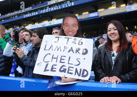 Un fan di Chelsea tiene un cartello negli stand che Legge 'JT26 Lampard Chels' Legend' Foto Stock