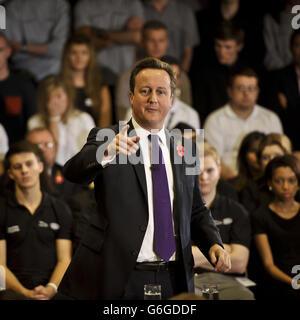 Il primo ministro David Cameron ha tenuto un discorso e risponde alle domande alla Mini Plant Oxford, dove si trova in visita diretta di PM. Foto Stock