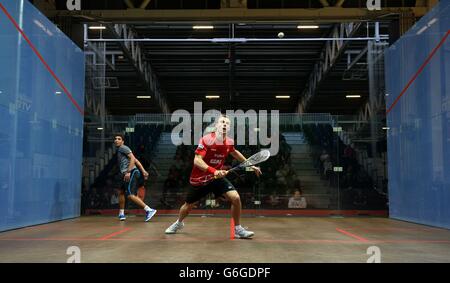 Nick Matthew in Inghilterra in azione contro Zahed Mohamed, durante i Campionati Mondiali di Squash di AJ Bell al National Squash Center di Manchester. Foto Stock