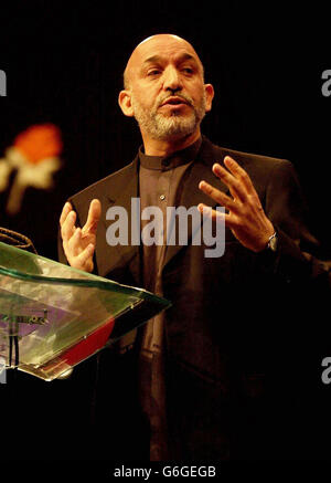 Hamid Karzai, presidente dell'Afghanistan, si rivolge ai delegati nel quarto giorno della conferenza annuale del Partito laburista al Bournemouth International Centre. Foto Stock