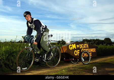 Johnny Barton inizia il suo viaggio in bicicletta da Inverness a Londra, trainando una bara come parte di una campagna per la GM-Free Britain. Barton arriverà a Londra il 13 ottobre in tempo per una marcia contro le colture geneticamente modificate. Solo il 14 per cento delle persone in Gran Bretagna sostiene GM Food, ma il governo continua a portare avanti i suoi piani per iniziare a coltivare colture geneticamente modificate. Foto Stock