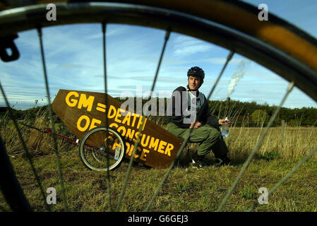 Johnny Barton inizia il suo viaggio in bicicletta da Inverness a Londra, trainando una bara come parte di una campagna per la GM-Free Britain. Barton arriverà a Londra il 13 ottobre in tempo per una marcia contro le colture geneticamente modificate. Solo il 14 per cento delle persone in Gran Bretagna sostiene GM Food, ma il governo continua a portare avanti i suoi piani per iniziare a coltivare colture geneticamente modificate. Foto Stock