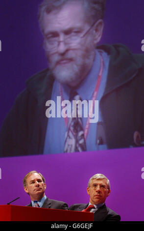 Il segretario agli esteri britannico Jack Straw (destra) e il segretario alla difesa Geoff Hoon ascoltano Jeremy Corbyn durante un dibattito sulla "Gran Bretagna nel mondo" alla Conferenza del Partito laburista di Bournemouth. Foto Stock