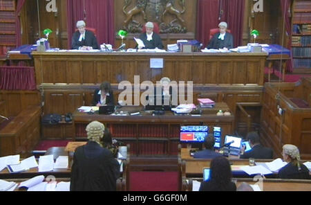 Telecamere introdotto nei tribunali Foto Stock