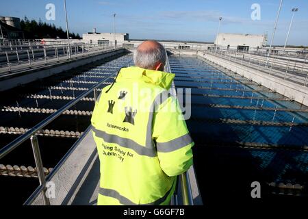 I serbatoi di sedimentazione presso l'impianto di trattamento delle acque Ballymore Eustace di Co. Kildare, che hanno subito interruzioni nell'approvvigionamento a seguito di problemi. Foto Stock