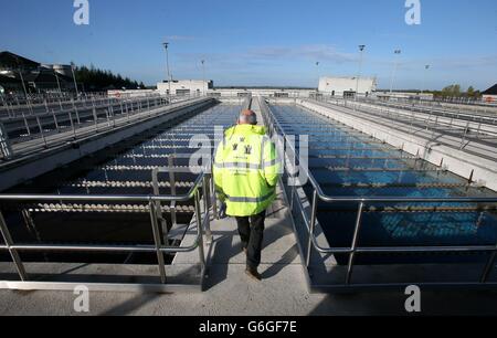 I serbatoi di sedimentazione presso l'impianto di trattamento delle acque Ballymore Eustace di Co. Kildare, che hanno subito interruzioni nell'approvvigionamento a seguito di problemi. Foto Stock