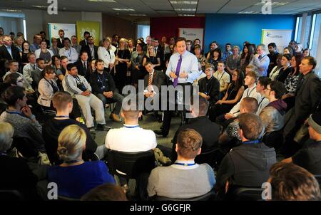 Il primo Ministro David Cameron durante il Q&A con il personale di Carillion e gli apprendisti durante una visita a Carillion PLC a Wolverhampton. Foto Stock