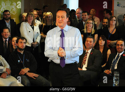 Il primo Ministro David Cameron durante le Q&amp;A con il personale e gli apprendisti di Carillion durante una visita alla Carillion PLC di Wolverhampton. Foto Stock