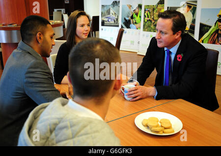 Il primo ministro David Cameron incontra gli apprendisti durante una visita a Carillion PLC a Wolverhampton. Foto Stock