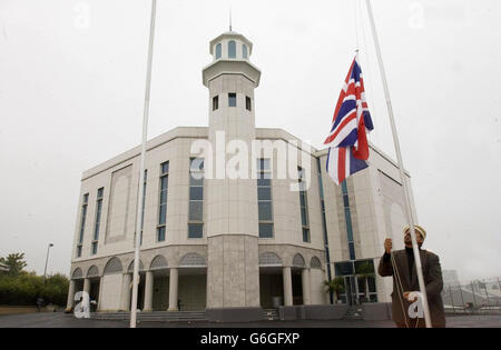 Una bandiera sindacale viene innalzata fuori dalla Moschea di Baitul Futuh a Morden, a sud di Londra, mentre i preparativi finali vengono portati avanti da una cerimonia di inaugurazione del centro religioso. * la moschea, la più grande dell'Europa occidentale, può ospitare fino a 10,000 fedeli ed è stata costruita ad un costo di 15 milioni dai musulmani Ahmadi britannici, che hanno aperto la prima moschea di Londra quasi 80 anni fa. I devoti britannici della comunità saranno Uniti da rappresentanti di paesi di tutto il mondo, compreso il capo supremo mondiale della comunità, Hadhrat Mirza Masroor Ahmad, alla cerimonia. Foto Stock