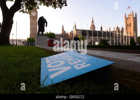 Un voto rimangono poster giace gettati a terra a Londra in piazza del Parlamento dopo la campagna di lasciare ha vinto l'UE campagna referendaria. Foto Stock