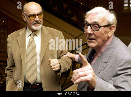 L'intrattenitore Eric Sykes (a destra) e l'attore Sean Connery posano per i fotografi durante il lancio del nuovo libro di Eric "Heart of Comedy" al Cafe Royal nel centro di Londra. Foto Stock