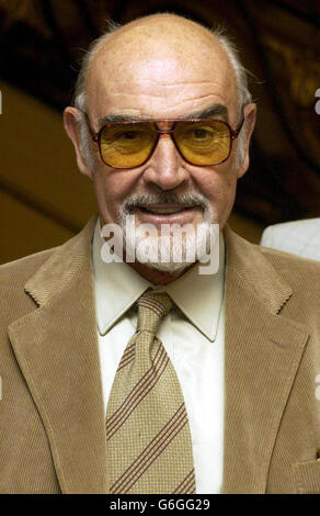 L'attore Sean Connery pone per i fotografi durante il lancio del nuovo libro "Heart of Comedy" di Eric Sykes al Cafe Royal nel centro di Londra. Foto Stock