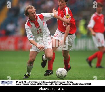 Calcio - Euro 96 - Danimarca / Turchia. Abdullah Ercan di Turchia batte Thomas Helveg di Danimarca alla palla Foto Stock