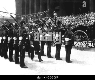 Re George V ispeziona la Guardia d'onore alla St.George's Hall di Liverpool. *scansione bassa risoluzione, alta risoluzione disponibile* Foto Stock