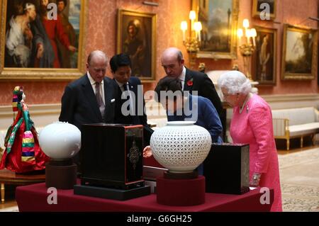 Il Presidente della Repubblica di Corea Park Geun-Hye (seconda a destra), il Duca di Edimburgo (sinistra) e la Regina Elisabetta II (destra) guardano ad una mostra di elementi coreani correlati dalla collezione reale e dagli archivi reali nella Pinacoteca di Buckingham Palace a Londra. La Presidente è in visita di Stato nel Regno Unito e durante il viaggio parteciperà a un banchetto di Stato e visiterà Downing Street. Foto Stock