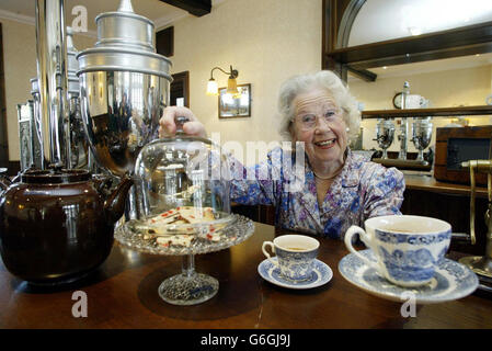 Margaret Barton, protagonista del film Brief Encounters del 1945, si trova nel rinnovato bar di ristoro della stazione ferroviaria di Carnforth. La stazione che è stata immortalata nel classico film britannico Brief Encounter è stata ufficialmente riaperta dopo la sua ristrutturazione. La stazione di Carnforth nel Lancashire è stata aperta nel 1846 dalla Lancaster and Carlisle Railway Company come una stazione stradale di 'seconda classe' ed era originariamente solo una piattaforma singola. Foto Stock