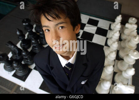 David Howells, di 11 anni, di Eastbourne, durante l'At The Art of Chess alla Somerset House di Londra. David, la persona più giovane che abbia mai battuto un Grand Master, è impostato per giocare gli studenti provenienti dal nord di Londra in 20 partite simultanee. Foto Stock