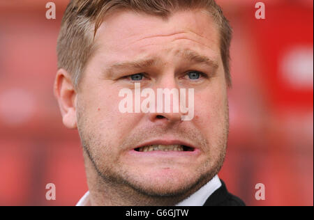 KARL Robinson, manager DI MK Dons, prima di iniziare la partita di Sky Bet League One al Matchroom Stadium di Londra. Foto Stock