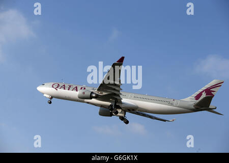 Un aereo Qatar Airways A330-302 decolli a Heathrow Aeroporto Foto Stock