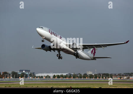 Un aereo Qatar Airways A330-302 decolli a Heathrow Aeroporto Foto Stock