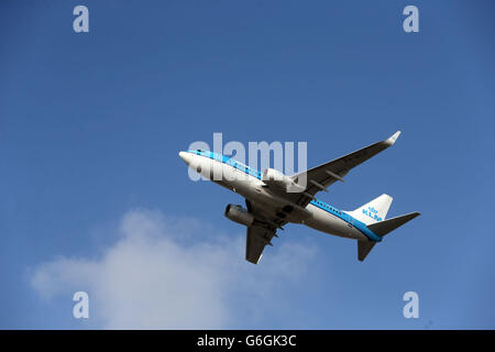 Decollo di un aereo KLM Royal Dutch Airlines Boeing 737-7K2(WL) Presso l'aeroporto di Heathrow Foto Stock