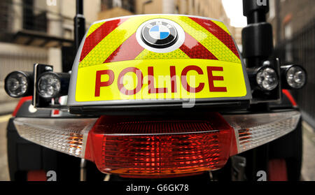 Vista generale di un badge BMW e di un cartello di polizia Il retro di una motocicletta della polizia metropolitana di Londra Foto Stock