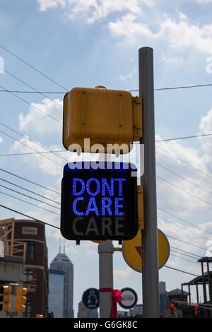 Street attraversamento cartello indicante "non cura" piuttosto che "non Cross', centro di Indianapolis in Indiana Foto Stock