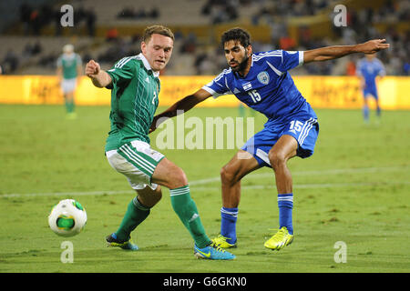 Lee Hodson (a sinistra) dell'Irlanda del Nord e Ofir Davidzada (a destra) d'Israele durante la gara di qualificazione alla Coppa del mondo FIFA 2014, il gruppo F allo stadio Ramat Gan di Tel Aviv, Israele. Foto Stock