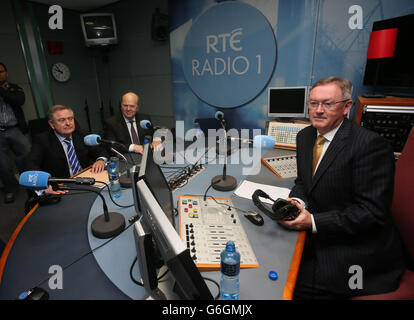 (Da sinistra a destra) Ministro per le spese pubbliche e la riforma Brendan Howlin TD, Ministro delle Finanze Michael Noonan TD e presentatore radiofonico Sean o'Rourke, presso il centro radio RTE di Dublino, prima dell'oggi con Sean o'Rourke radio show, come i TDS si sono preparati a ricevere chiamate dal pubblico. Foto Stock