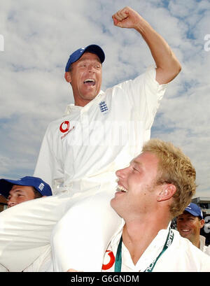 Alec Stewart, il guardiano inglese, è portato dai compagni di squadra Steve Harmison (a sinistra) e Andrew Flintoff mentre festeggia dopo la sua partita finale di prova all'AMP Oval di Londra. Stewart si è ritirato da International Cricket dopo aver rappresentato l'Inghilterra in 133 Test Match negli ultimi 13 anni. L'Inghilterra ha livellato la serie di test npower 2-2 contro il Sudafrica dopo aver vinto nove wickets. Foto Stock