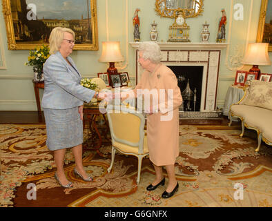 La Regina Elisabetta II incontra il tenente Governatore di Saskatchewan Vaughn Schofeld in udienza a Buckingham Palace, nel centro di Londra. Foto Stock