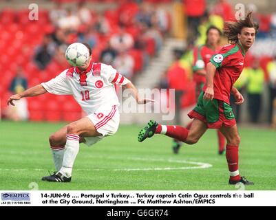 Il capitano della Turchia, Cetin Oguz, controlla la palla al City Ground, Nottingham Foto Stock