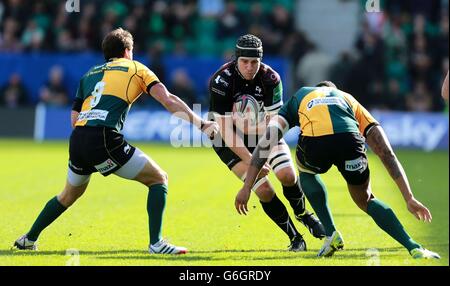 Gli ospreys Ryan Jones vengono affrontati dai Lee Dickson e Courtney Lawes di Nothampton durante la partita di Heineken Cup, Pool One ai Franklins Gardens, Northampton. Foto Stock