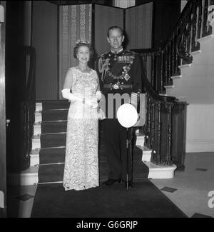 Royalty - Nozze d'argento - la regina Elisabetta II e il Duca di Edimburgo - Buckingham Palace Foto Stock