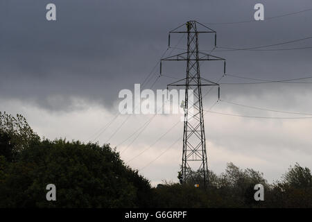 I lavoratori salgono su un pilone elettrico per effettuare la manutenzione a Monkspath, Solihull, West Midlands. Foto Stock