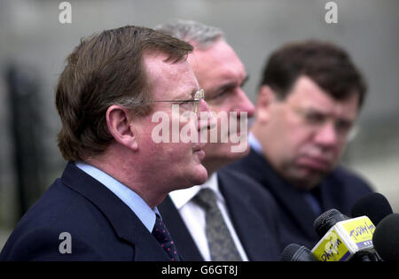 David Trimble (a sinistra), leader del partito unionista dell'Ulster, con il primo ministro irlandese Bertie Ahern (al centro), e il ministro degli Affari Esteri Brian Cowen, dopo aver parlato con i media negli edifici governativi di Dublino, Irlanda. Foto Stock