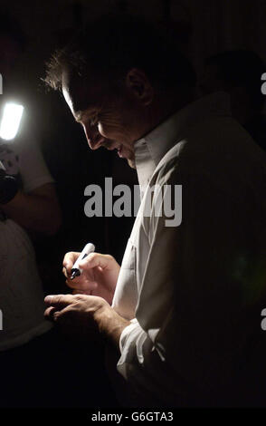 L'attore americano Kevin Costner fa una nota durante una proiezione speciale di Cool Hand Luke al cinema elettrico di Notting Hill, West London. Foto Stock