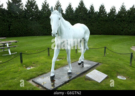 Corse ippiche - William Hill Jump Sunday - Ippodromo di Kempton Park. La statua delle orchidee del deserto all'ippodromo di Kempton Park Foto Stock