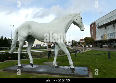 Corse ippiche - William Hill Jump Sunday - Ippodromo di Kempton Park. La statua delle orchidee del deserto all'ippodromo di Kempton Park Foto Stock