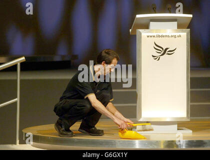 Un’azione più pulita fa un passo avanti, prima della seconda giornata della conferenza annuale dei liberali democratici a Brighton, Sussex. * il partito ha chiesto un referendum sulla costituzione dell'UE che emerge dalla Conferenza intergovernativa che vede coinvolti i leader dei 25 membri attuali e futuri dell'Unione. Ma il leader Charles Kennedy non ha lasciato dubbi sul fatto che egli sostiene le proposte di costituzione, nonostante i diffusi avvertimenti che comporterà un ampio trasferimento di sovranità da Westminster a Bruxelles. Foto Stock