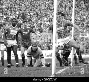 Alan Knight, il portiere inginocchiato di Portsmouth, e la difesa di Portsmouth osservano in incredulità mentre la croce di John Barnes vola nel gol aprendo il punteggio per Liverpool a Fratton Park. John Aldridge di Liverpool (3° a sinistra) guarda con apparente piacere, quattro minuti nella seconda metà della partita della Barclays League Division 1. Foto Stock