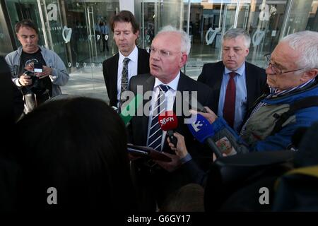 Il direttore del consiglio della contea di Wicklow, Eddie Sheehy (centro), parla con i mezzi di comunicazione al di fuori dei tribunali penali, accanto al direttore dei servizi del consiglio della contea di Wicklow, Thomas Murphy (sinistra). Foto Stock