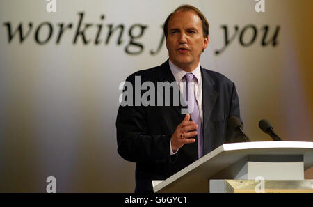 Il deputato liberaldemocratico Simon Hughes ha pronunciato il suo discorso durante la Conferenza annuale dei liberali democratici a Brighton. Garantire un migliore accordo finanziario per Londra sarà alla base della campagna mayoral dei liberaldemocratici, come hanno detto gli attivisti del partito. Simon Hughes, deputato di North Southwark e Bermondsey e candidato del partito per la carica, ha promesso un concorso basato sulla politica piuttosto che sulla personalità. Foto Stock