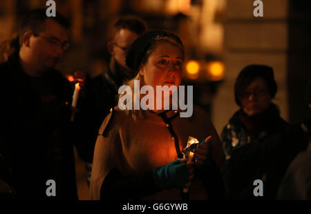 La gente frequenta una veglia a lume di candela a St Stephens Green a Dublino per celebrare un anno dalla morte di Savita Halappanavar. Foto Stock
