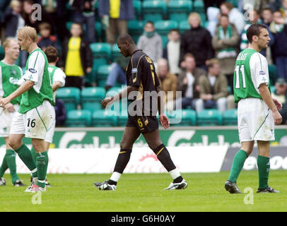 : Bobo Balde di Celtic inviato fuori dall'arbitro Alan Freeland, durante la loro partita di Premier scozzese della Banca di Scozia alla via di Pasqua di Hibernian, Edimburgo. Foto Stock